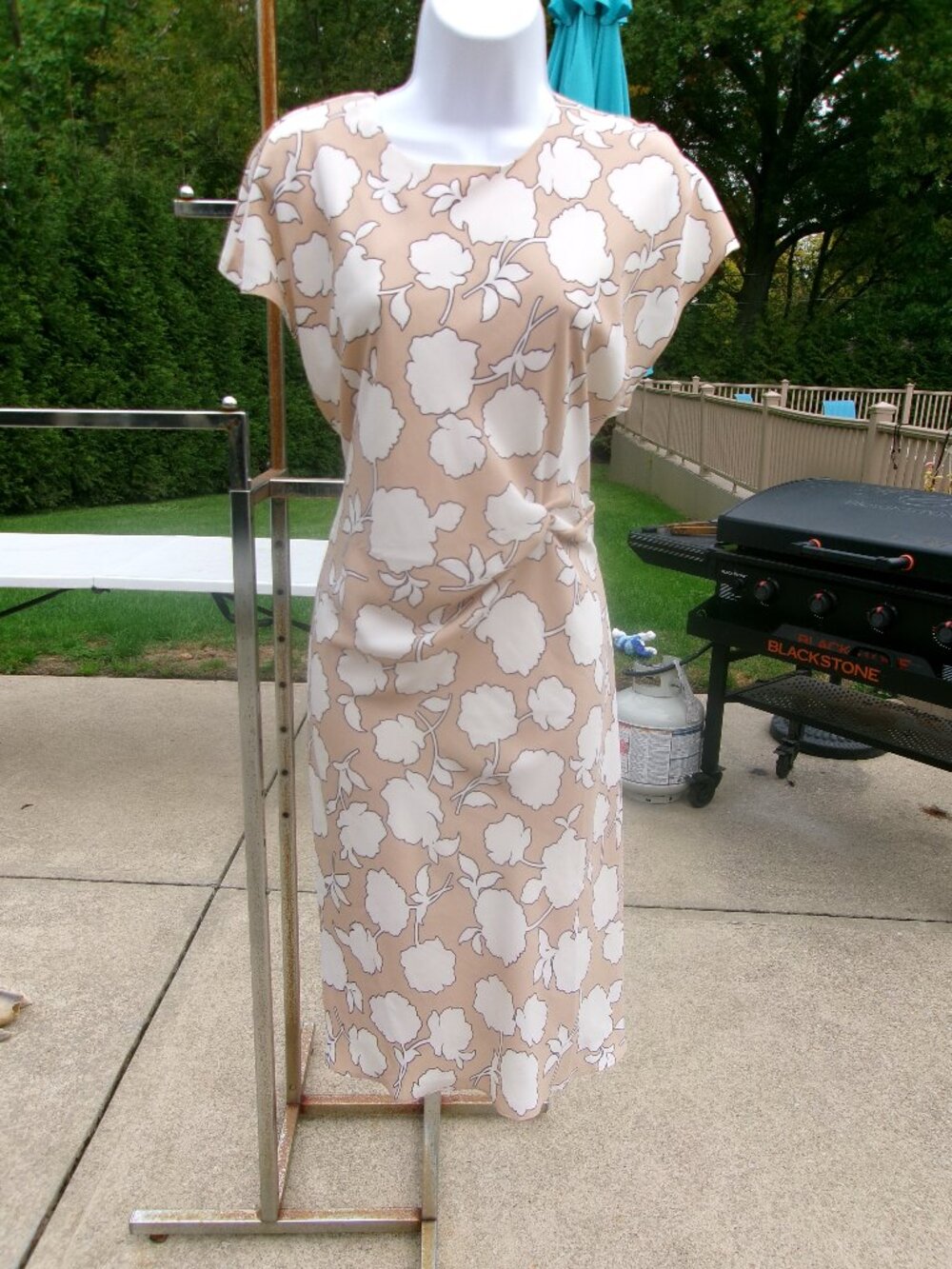 NWT ANN TAYLOR BEIGE& WHITE FLORAL PRINT DRESS 8